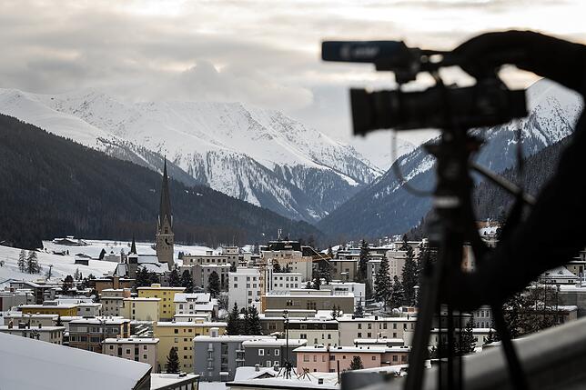 Das Treffen der Mächtigen in dem Schweizer Skiort wird von Kameraleuten und Journalisten aus aller Welt genau beobachtet.