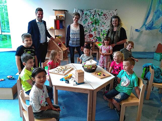 Bürgermeister Holger Mayer lobte die tolle Adventsfensteraktion und freute sich gemeinsam mit Sabine Lorberau (Kindergartenleiterin) und ...