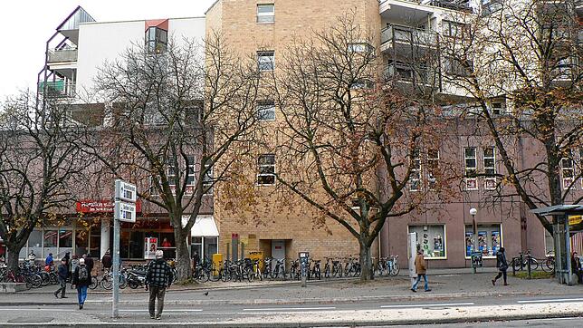 (Archivbild) Nach dem Angriff im Bereich der Kreuzung Zähringerplatz/Allmannsdorfer Straße entfernte sich der Mann auf seinem Fahrrad ...