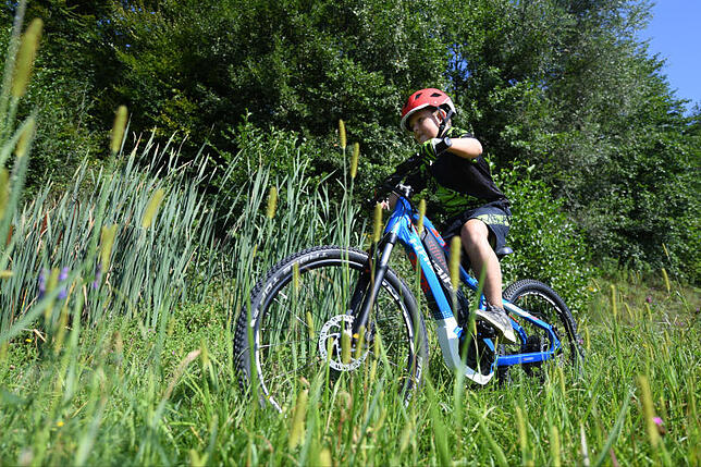 Frederick fährt vor der Messe in Friedrichshafen das Elektro-Kinder-Mountainbike Sduro des Herstellers Haibike.