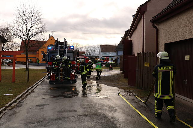 Bild 1: Die Bilder zum Feuerwehreinsatz in Allmendshofen: Eine defekte Heizung beginnt zu brennen