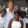 Der Unternehmer Michael Junginger steht mit drei Auszubildenden in der Sunshine Bakery in Tanji, Gambia.