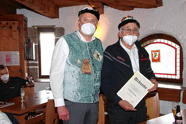 Zunftrat Günther Lüber (rechts) ist von Zunftmeister Rolf Meyer zum Ehrenmitglied ernannt worden.