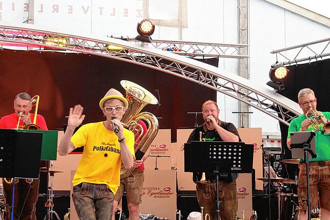 Klaus Matt flirtet zwischendurch mit dem Publikum und der Kamera.