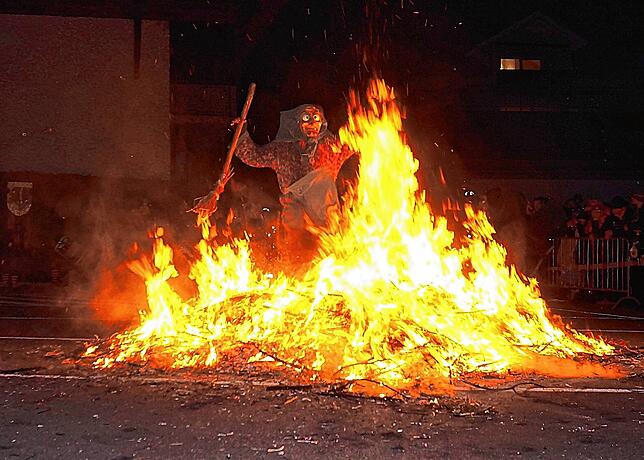 Furchtlose Hexen: Die Tiengener Schlosshexen begeistern beim Narrentreffen mit waghalsigen Sprüngen durch und über das Feuer.