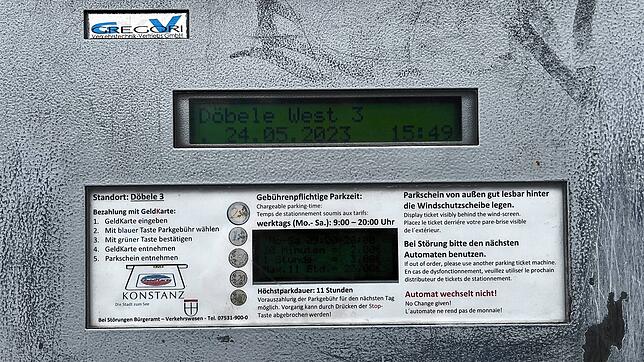 An den Parkscheinautomaten am Döbele kann man nur mit Münzgeld oder über eine App bezahlen. Scheine nimmt der Automat nicht.