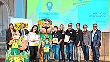 Freuen sich über das familienfreundliche Angebot (von links): Uta Thoma von der Hochschwarzwald Tourismus GmbH, Patrick Rapp, Präsident ...