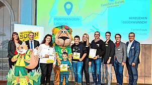 Freuen sich über das familienfreundliche Angebot (von links): Uta Thoma von der Hochschwarzwald Tourismus GmbH, Patrick Rapp, Präsident ...