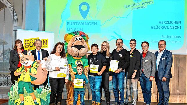 Freuen sich über das familienfreundliche Angebot (von links): Uta Thoma von der Hochschwarzwald Tourismus GmbH, Patrick Rapp, Präsident ...