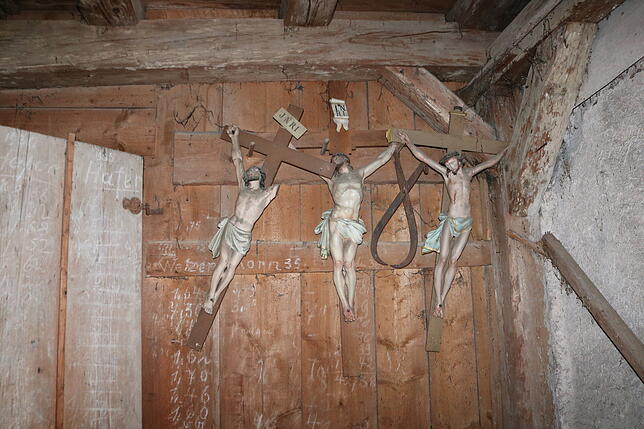 Die Linde wurde auf den Steinen der ehemaligen Kümmerniskapelle gebaut. Christliche Utensilien wie Kreuze findet man noch im Speicher.