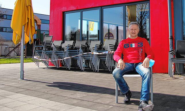 Kein Cappuccino im Sonnenschein: Bäckermeister Ralf Geiger sitzt auf der Terrasse seines Cafés in Villingendorf. Gäste darf er hier ...