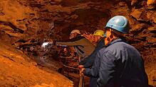 Mit Helm können Besucher die Tschamber- höhle erkunden, wie bei dieser Szene von einer Führung 2018. Bilder: Horatio Gollin