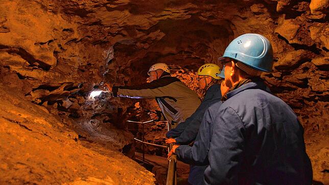 Mit Helm können Besucher die Tschamber- höhle erkunden, wie bei dieser Szene von einer Führung 2018. Bilder: Horatio Gollin