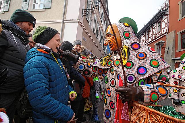 Ein Oberndorfer Hansel verteilt beim Narrentag 2020 in Überlingen eine Schwarzwurst. Der nächste Narrentag findet 2024 in Oberndorf statt.