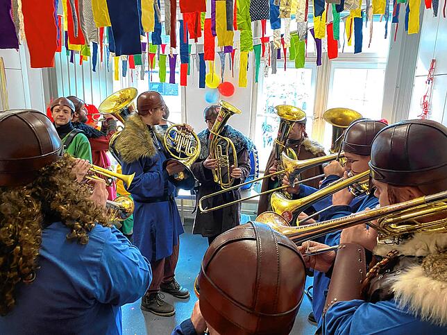 So viel Männlichkeit war selten in den Räumen der Redaktion: Die Holzhauermusik, hier als Wikinger-Gruppe, spielt in der Redaktion.
