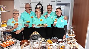 Die Mannschaft vom Walkingtreff mit einem Teil der vielen angebotenen Gugelhupfe. In der Mitte ist das Snackbrettle zu sehen, was ...