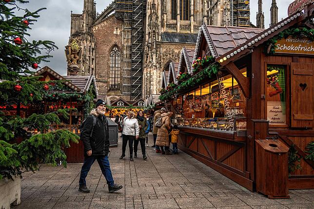 Dutzende Stände drängeln sich auf dem Münsterplatz in Ulm und bilden beim Weihnachtsmarkt ein eigenes kleines Dorf (Archivbild).