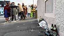 Alkoholkonsum – hier sind Flaschen am Rande des Narrensprungs in Friedrichshafen zu sehen – führte mitunter zu Streitereien, bei denen ...