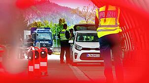 Beamte bei einer Grenzkontrolle, hier der bayerischen Grenzpolizei.