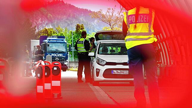 Beamte bei einer Grenzkontrolle, hier der bayerischen Grenzpolizei.