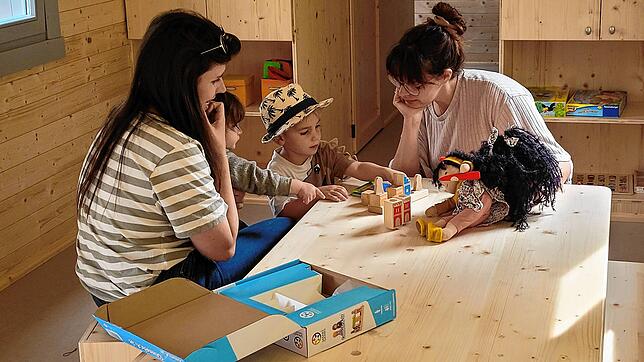 Bald startet der Naturkindergarten „Pfefferminza“. Der dreijährige Samuel und seine Mutter Stefanie Maus (rechts) waren zum Kennenlernen ...
