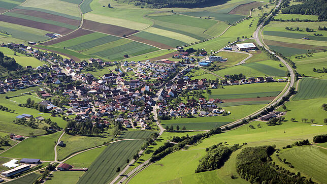 Für Grunderwerb für ein Neubaugebiet in Riedböhringen (oben Mitte) stehen 365&nbsp;000 Euro im Haushalt, für Grunderwerb Gewerbegebiet ...