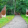 Der Eingang vorm Ruhewald. Die beiden Flügel zu den Seiten des Weges wurden von Alexander Gebauer gestaltet.