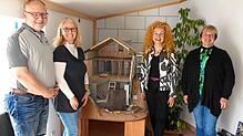 Im Besprechungsraum der Firma Redlich haben Arbeitsvermittlerin Karin Knaupp (ganz rechts) und die Chefin der AG Balingen, Anke Traber ...