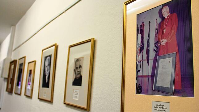 Kann er hier bleiben? Diese Galerie der Ehrenbürger von Herdwangen-Schönach hängt im Rathaus. Ganz rechts in violetter Soutane Emil Stehle.