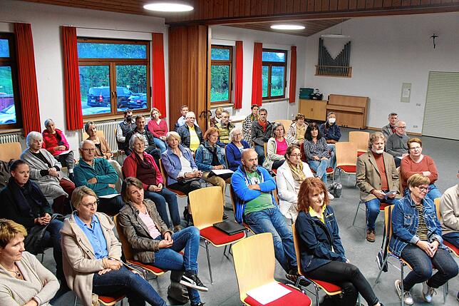 Rund 40 Zuhörer kommen ins Pfarrzentrum, um sich über den geplanten Nachbarschaftshilfe-Verein in Wahlwies zu informieren. Dabei gibt es ...
