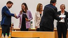 Lisa Müller, Kerstin Hornstein und Gabriele Müller (von links) verhinderten als Bankangestellte Betrug durch Schockanrufe. Für ihre ...