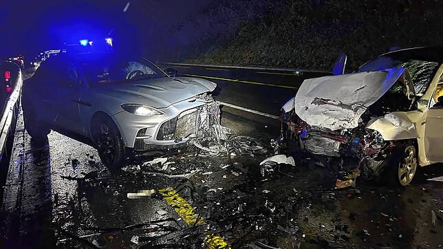 Die beiden Autos sind nach dem Frontalzusammenstoß bei Baden im Kanton Aargau völlig demoliert.
