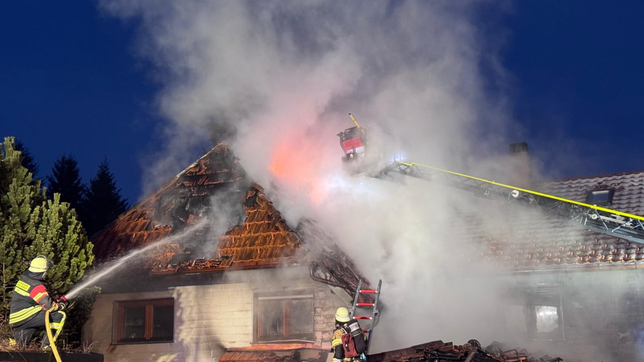 Bild 3: Wohnhaus an der Hauptstraße steht in Flammen