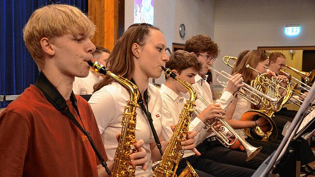 Die Schüler des Bildungszentrums Markdorf hatten wieder ihren großen Auftritt bei der „Sommermusik“ in der Stadthalle. Hier spielt das ...