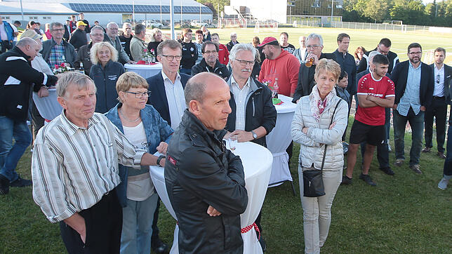 Zahlreiche Sportler, Sponsoren, Gönner, Stadträte sowie Mitglieder des SSC Donauschingen verfolgen die Einweihung des neuen ...