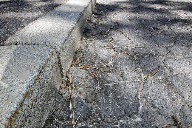 Kleinere Risse in der Straße können mit Dünnschichtasphalt gut repariert werden, wenn der Unterbau noch tragfähig ist. Bei großen, ...