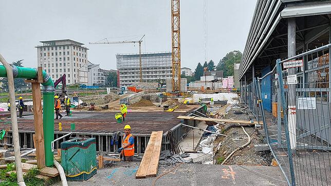 Marin Costica (Vordergrund) und seine Kollegen bauen derzeit am neuen Werkstättengebäude des Berufsschulzentrums.