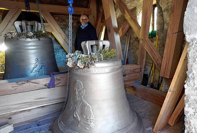 Pfarrer Ulrich Sickinger mit der Maria- und der Johannes – Glocke, die jetzt sicher in ihrem Glockenstuhl in der Liebfrauenkirche ...