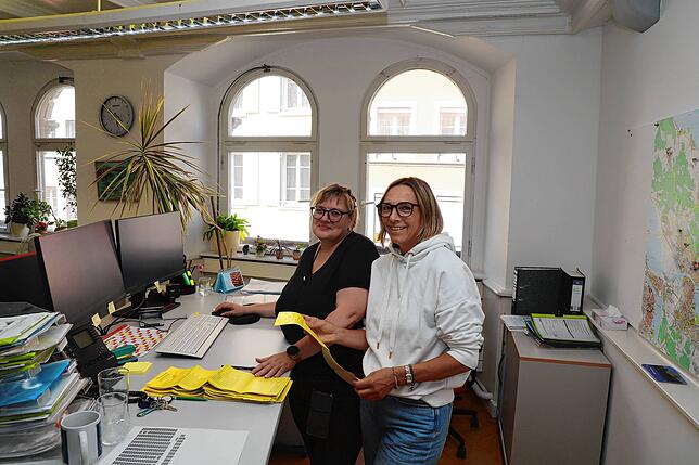 Verena Mohr (rechts) und ihre Kollegin Susanne Gude aus der Stadtverwaltung haben soeben begonnen, die gelben Stimmzettel für die ...