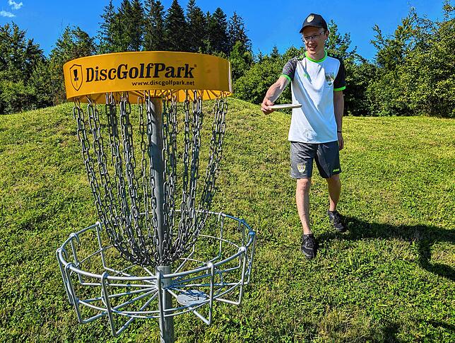 Die runde Scheibe muss in den Korb: Joachim Klingner demonstriert einen Wurf im Discgolf.