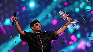 Der Sänger JJ aus Österreich gewinnt den Eurovision Song Contest in Basel. Auf der Bühne der St. Jakobshalle hält er die Trophäe in der ...