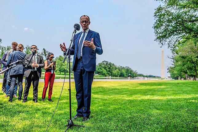 Bundeskanzler Friedrich Merz (CDU) gibt ein Statement nachdem er von US-Präsident Trump im Weißen Haus empfangen wurde. Es war das erste ...