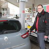 Karsten Zolondek tankt sein Auto an der Agip-Tankstelle in Konstanz voll. Aus reiner Bequemlichkeit, so der 46-Jährige Konstanzer.