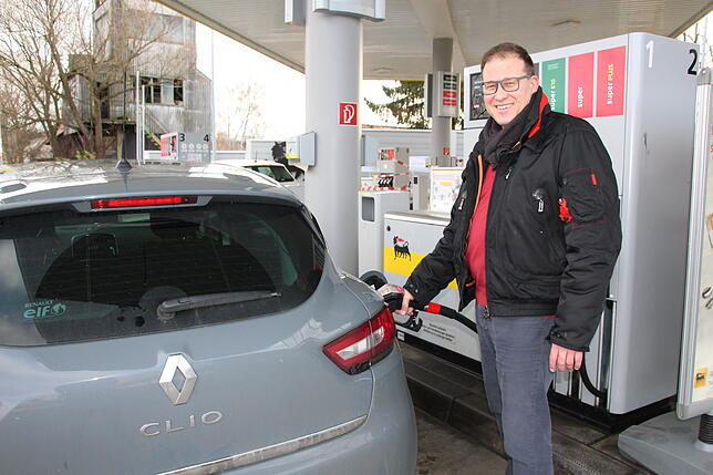 Karsten Zolondek tankt sein Auto an der Agip-Tankstelle in Konstanz voll. Aus reiner Bequemlichkeit, so der 46-jährige Konstanzer.