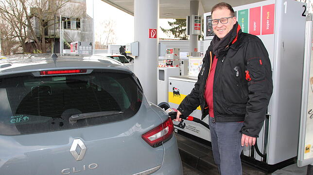 Karsten Zolondek tankt sein Auto an der Agip-Tankstelle in Konstanz voll. Aus reiner Bequemlichkeit, so der 46-jährige Konstanzer.