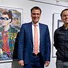 Staatssekretär Volker Schebester gratuliert dem Wettbewerbsgewinner Erik Röck (von links).