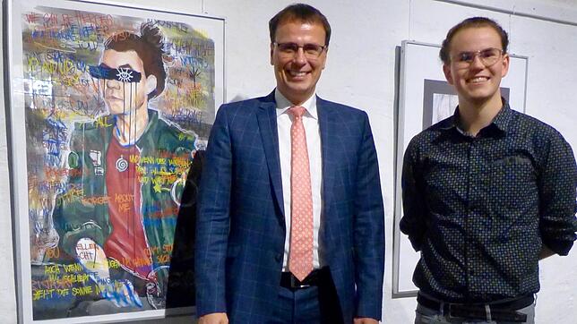 Staatssekretär Volker Schebester gratuliert dem Wettbewerbsgewinner Erik Röck (von links).
