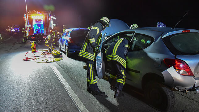 Bei einem Auffahrunfall auf der B33 sind am Donnerstagabend gegen 18,30 Uhr insgesamt drei Personen verletzt worden. Bilder: Roland Sprich