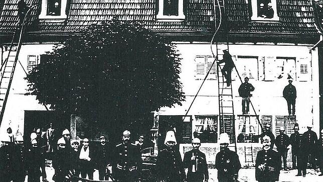 Zu einer Feuerwehrprobe um das Jahr 1912 in der heutigen Schaffhauser Straße 73 wurde ein Fotograf bestellt. Kommandant war seinerzeit ...