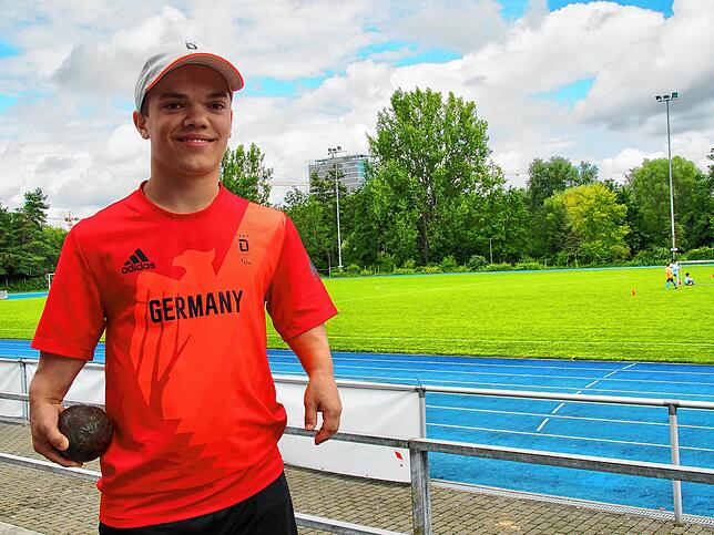 Im Singener Münchriedstadion kennt man ihn schon. Yannis Fischer hat hier unzählige Trainingseinheiten im Kugelstoßen absolviert.